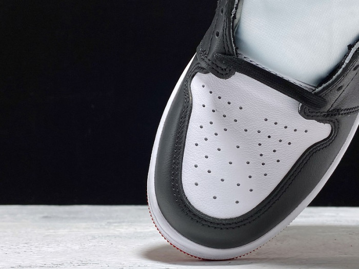 Air Jordan 1 Retro High “Satin Black Toe” CD0461-016