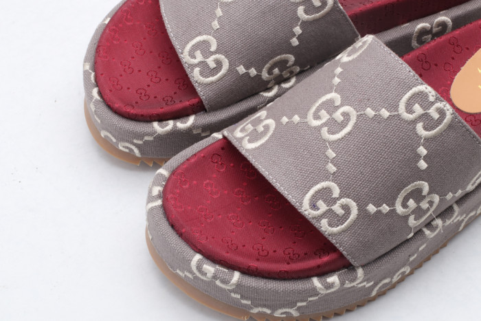 G*u*i slippers