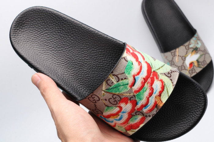 G*u*i slippers