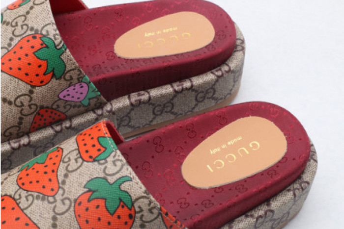 G*u*i slippers