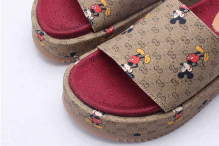 G*u*i slippers