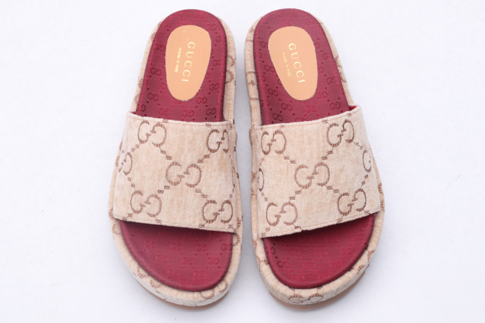 G*u*i slippers