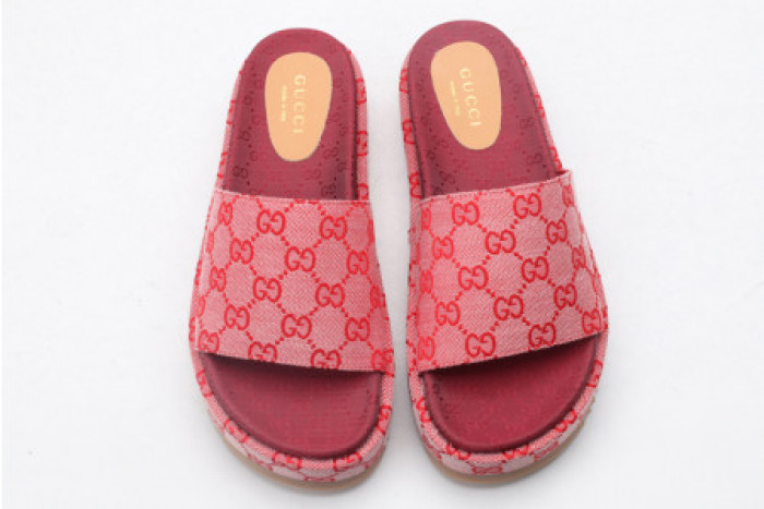 G*u*i slippers