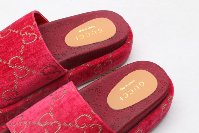 G*u*i slippers