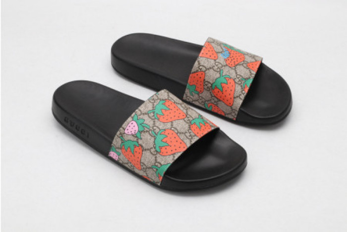 G*u*i slippers