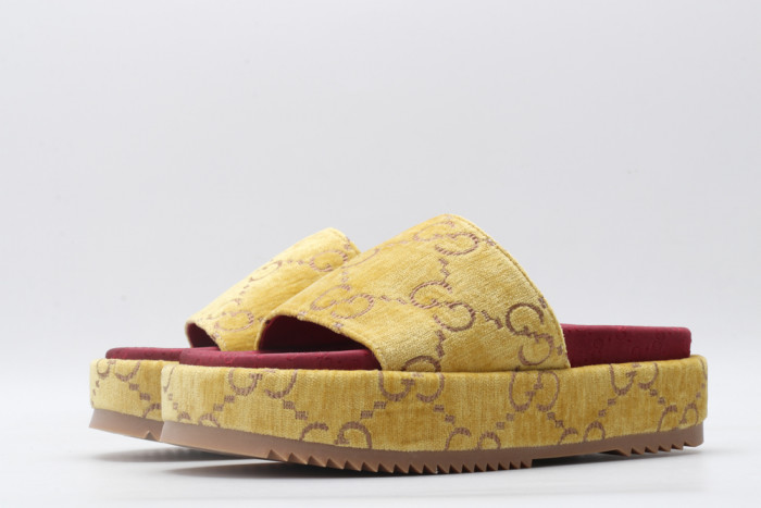 G*u*i slippers