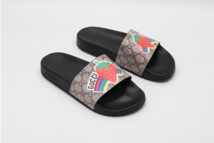 G*u*i slippers