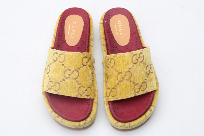 G*u*i slippers