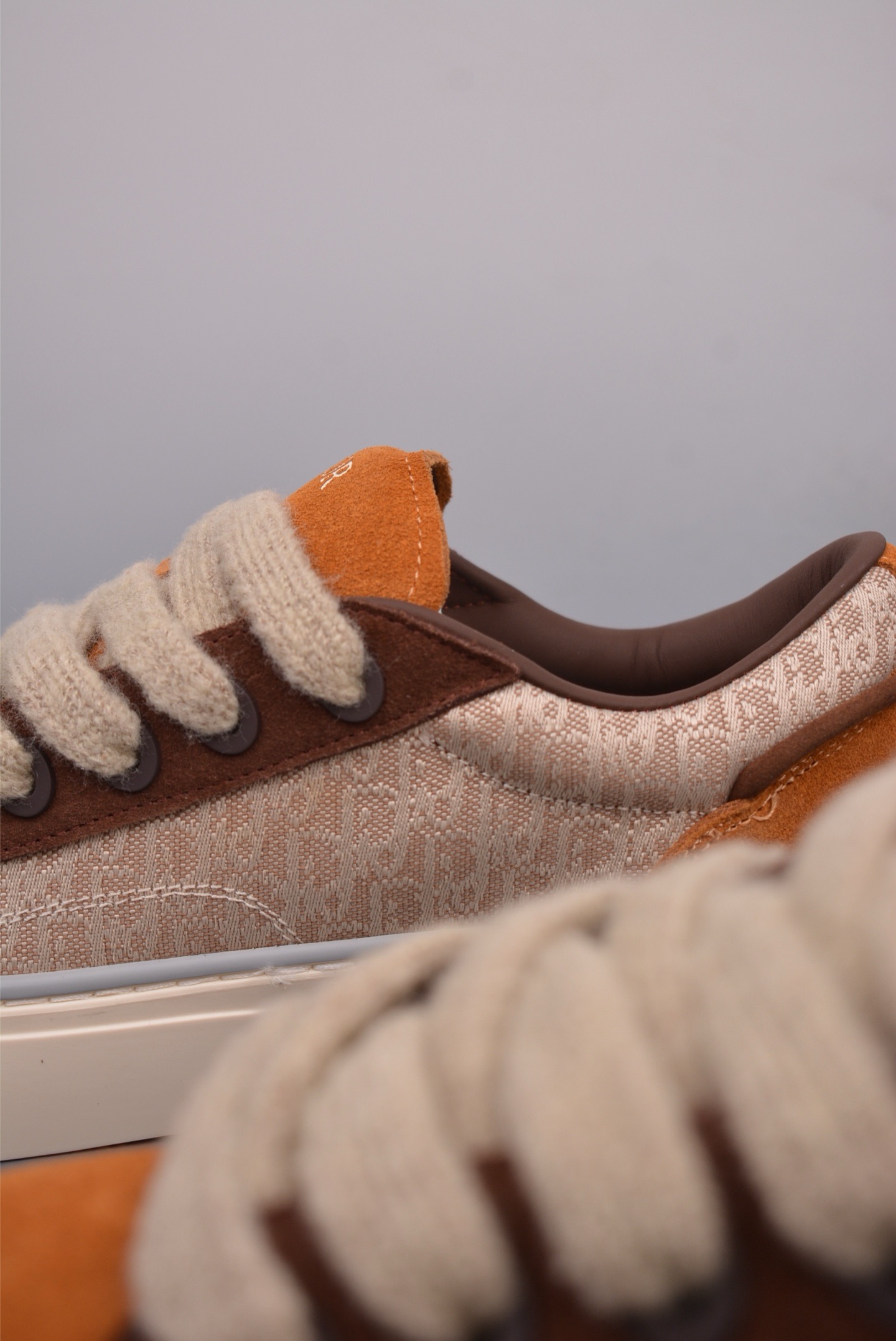 DR B33 SNEAKER