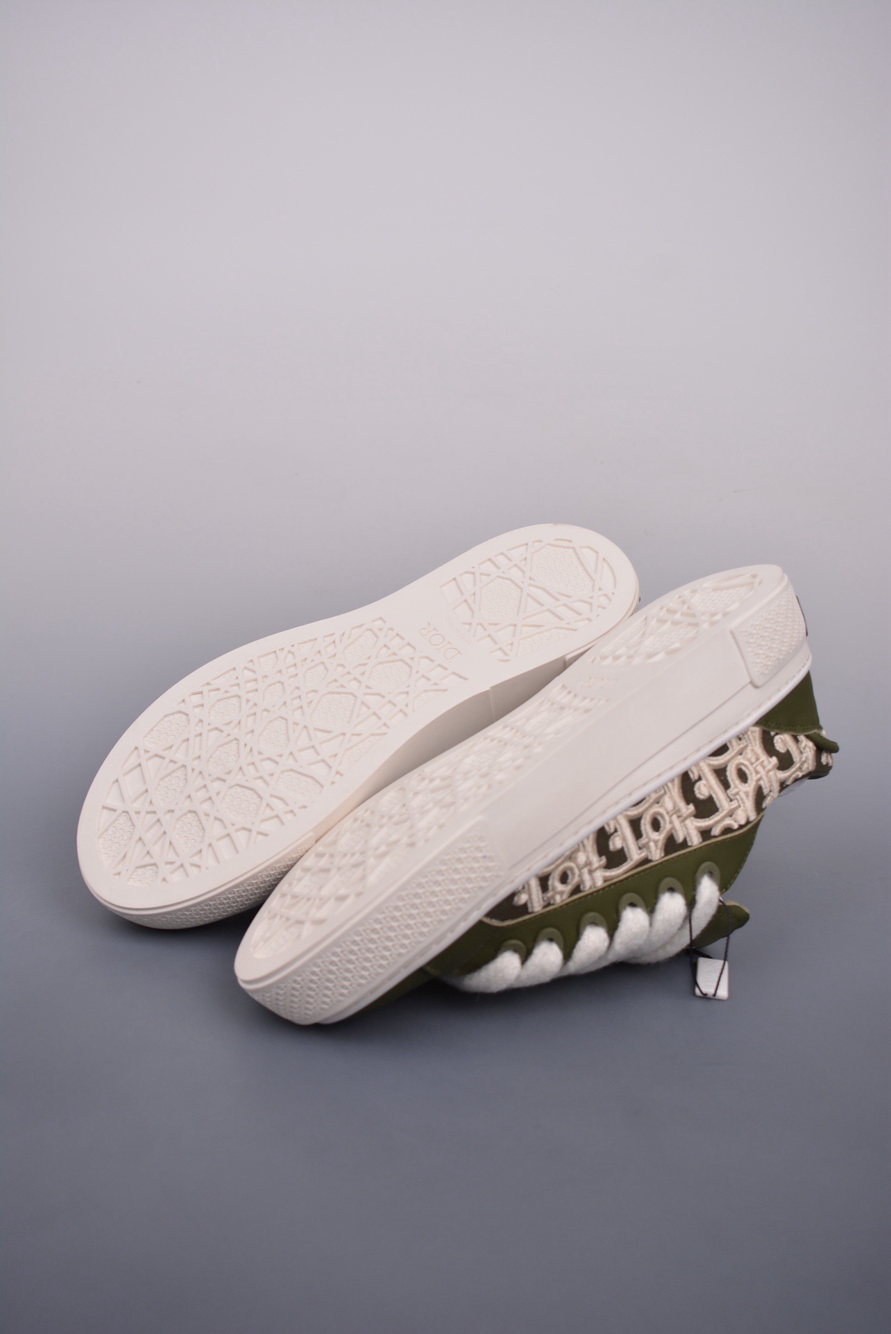 DR B33 SNEAKER