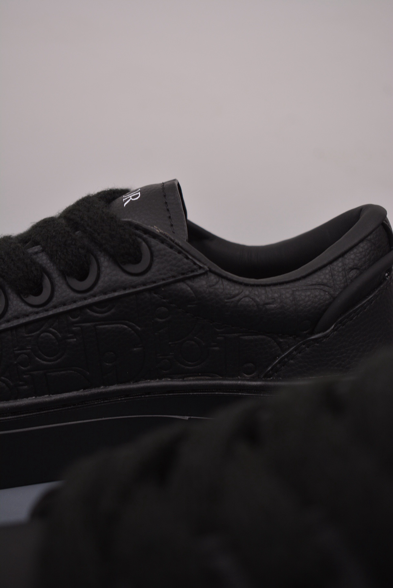DR B33 SNEAKER