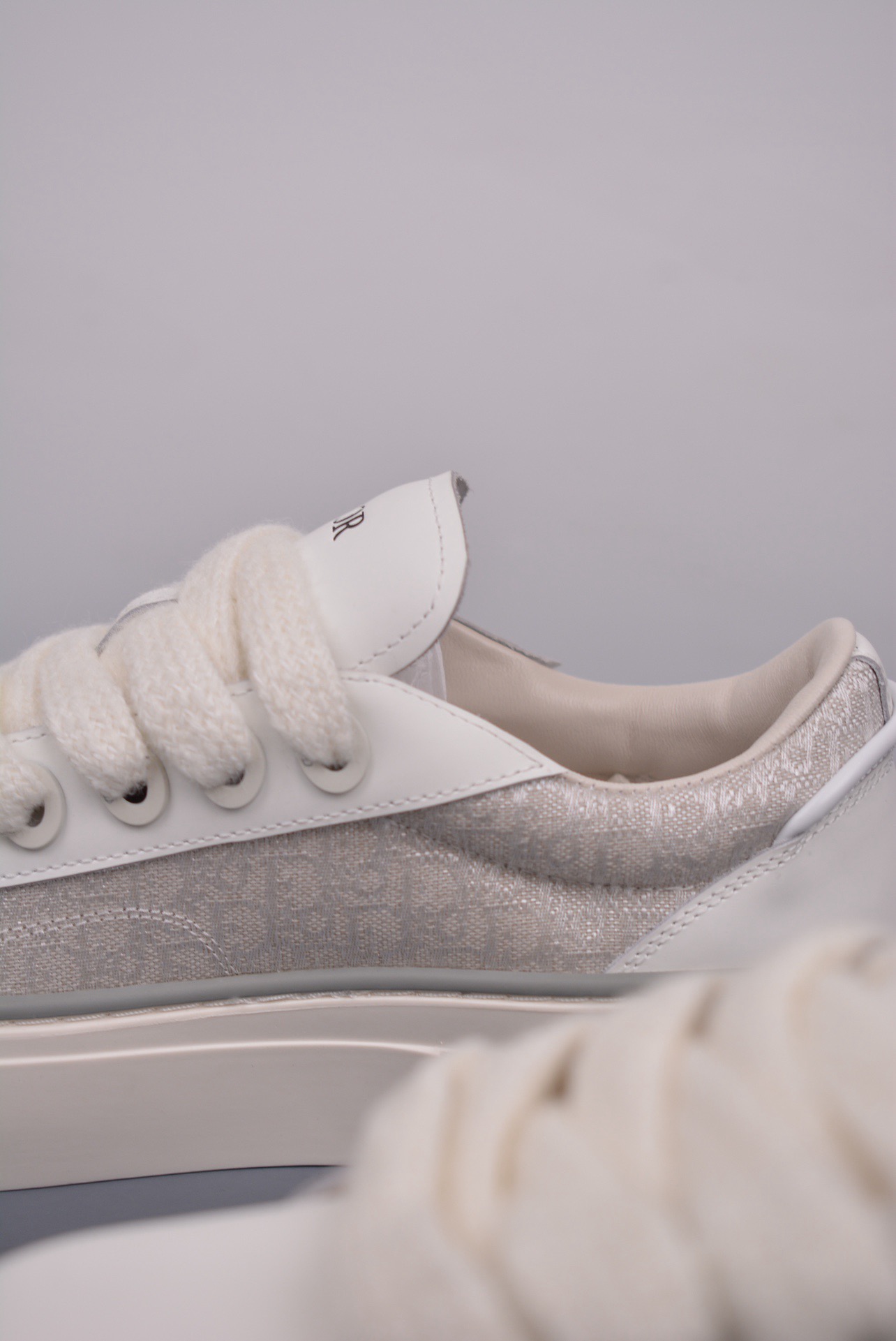 DR B33 SNEAKER